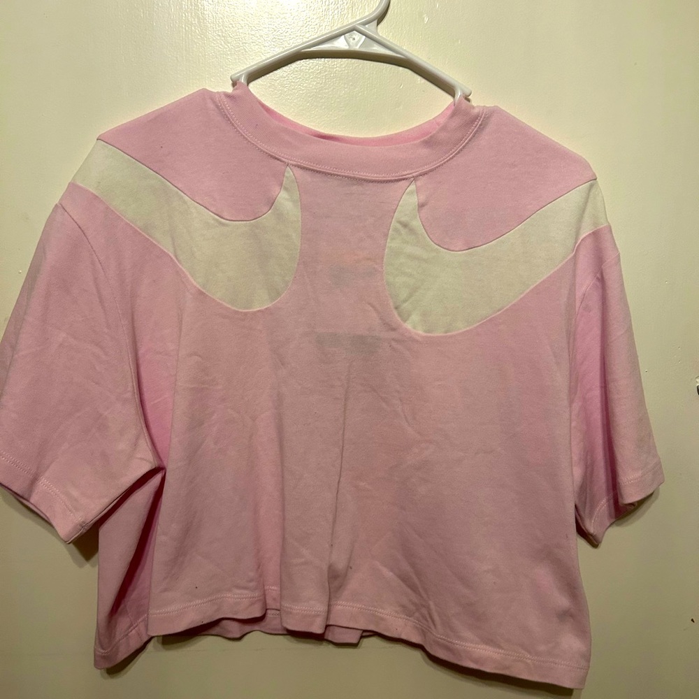 Nike half shirt. Color, pink
